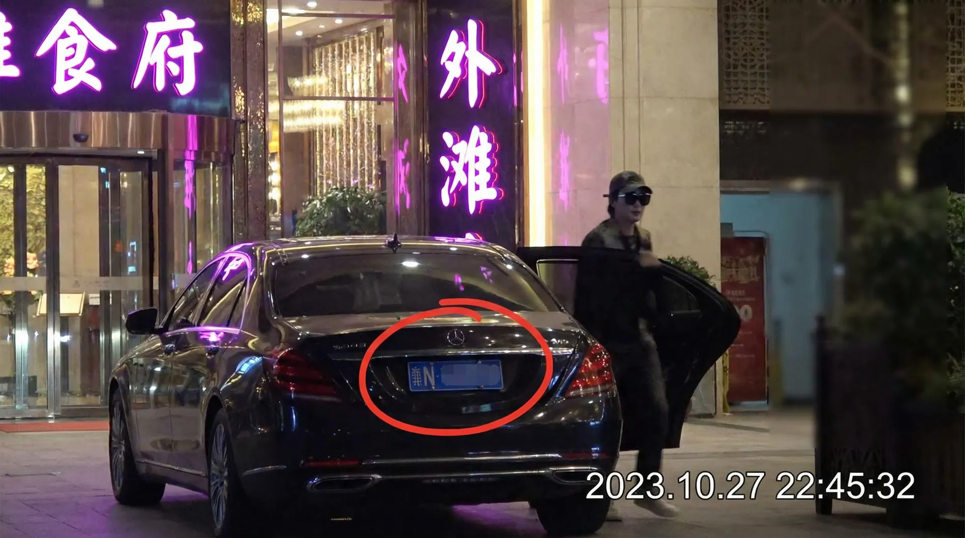 小马拉大车 - 豪车餐厅外被拍